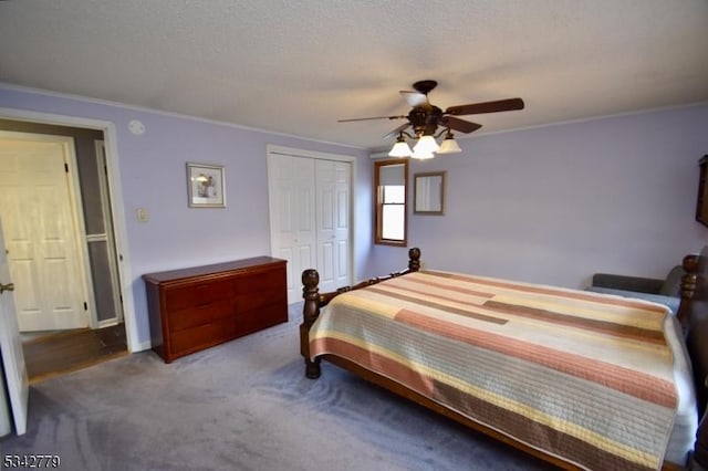 bedroom with a textured ceiling, a closet, carpet, crown molding, and ceiling fan