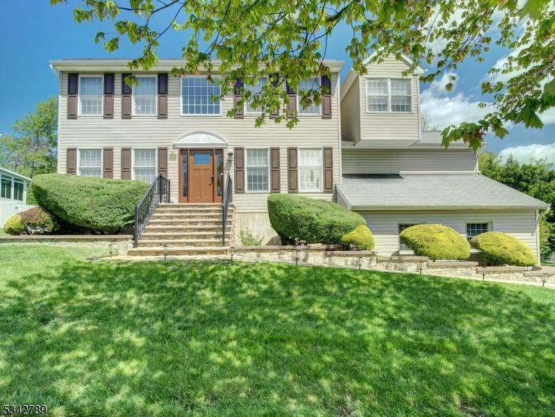 32 Fox Chase Ln, Roxbury Twp, NJ 07852 - view of front of home featuring a front lawn