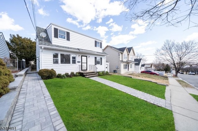 view of front of property featuring a front lawn