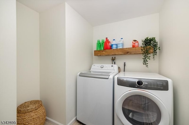 laundry room with laundry area, baseboards, and independent washer and dryer