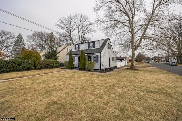 view of front of property featuring a front yard