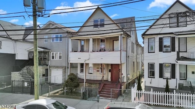 view of front of home featuring a fenced front yard