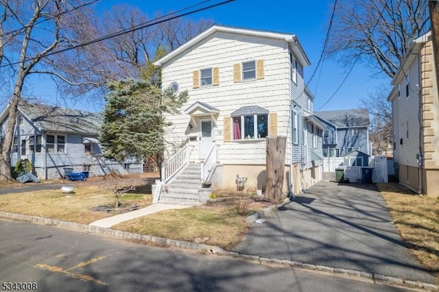 view of front of house featuring aphalt driveway