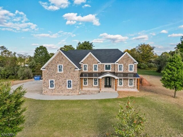 view of front of home featuring a front yard and driveway