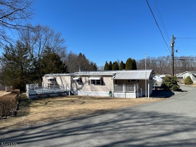 manufactured / mobile home featuring a porch