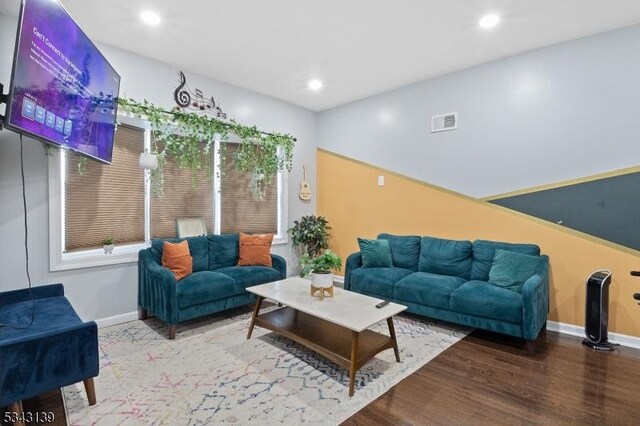 84 W 3rd St, Bayonne City, NJ 07002