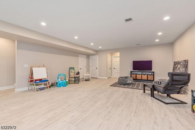 living area featuring visible vents, recessed lighting, light wood-style flooring, and baseboards