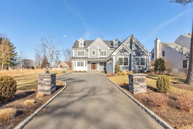 view of front of property featuring aphalt driveway