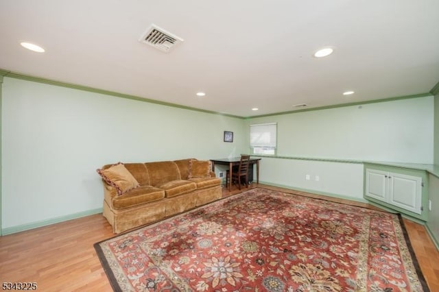 living area featuring visible vents, recessed lighting, crown molding, light wood finished floors, and baseboards