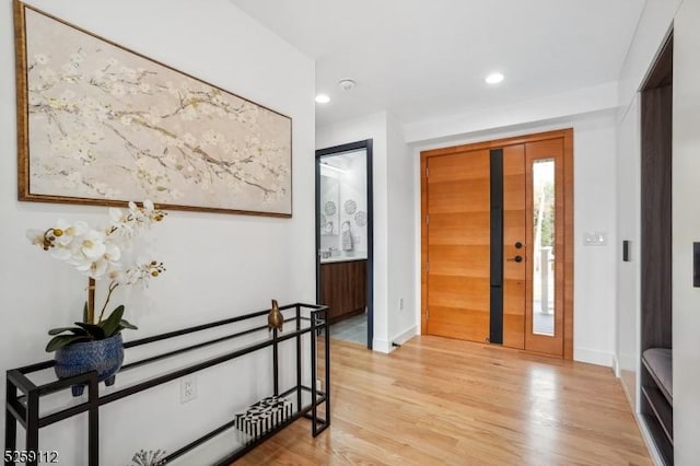 foyer entrance with recessed lighting, light wood-style flooring, and baseboards