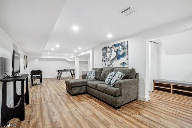 living area featuring visible vents, recessed lighting, light wood-type flooring, and baseboards