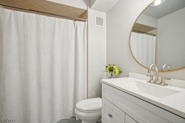 full bathroom with visible vents, toilet, vanity, and a shower with curtain