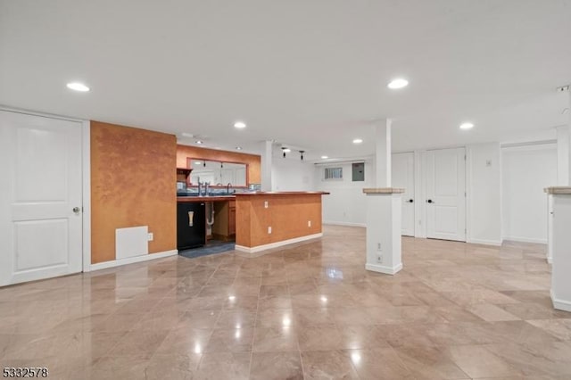 kitchen with visible vents, recessed lighting, a peninsula, and baseboards