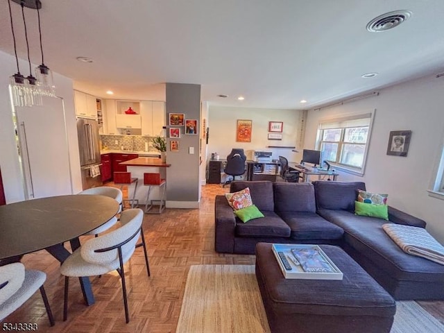 living room featuring recessed lighting, visible vents, and baseboards