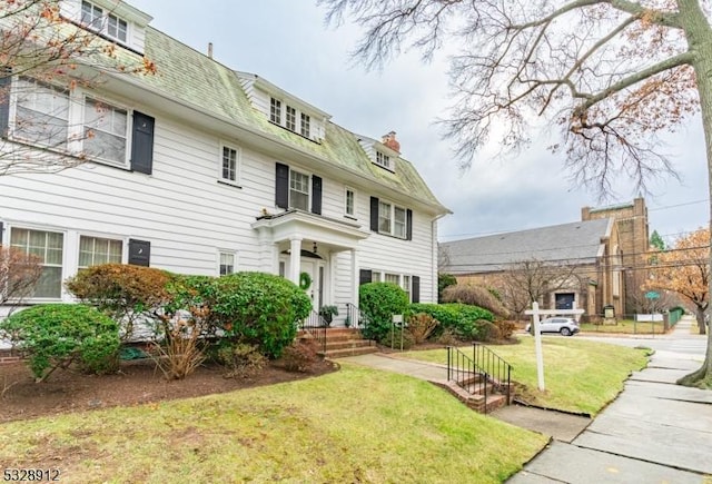 view of front of house featuring a front yard