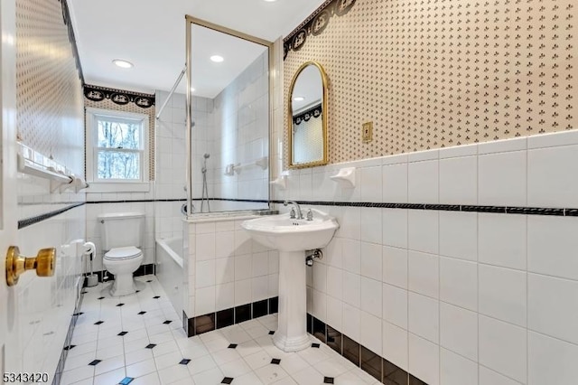 full bathroom featuring shower / tub combination, a sink, tile patterned flooring, tile walls, and toilet