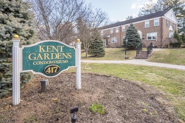 community sign with a lawn