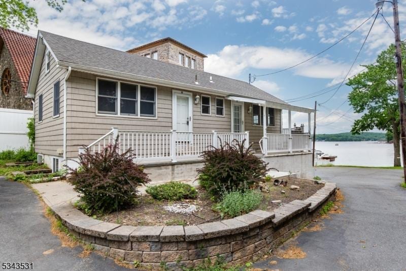 view of front of home featuring covered porch