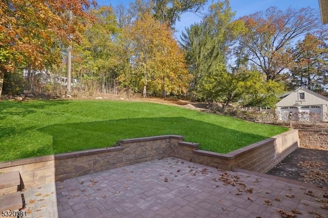 view of yard featuring a patio area