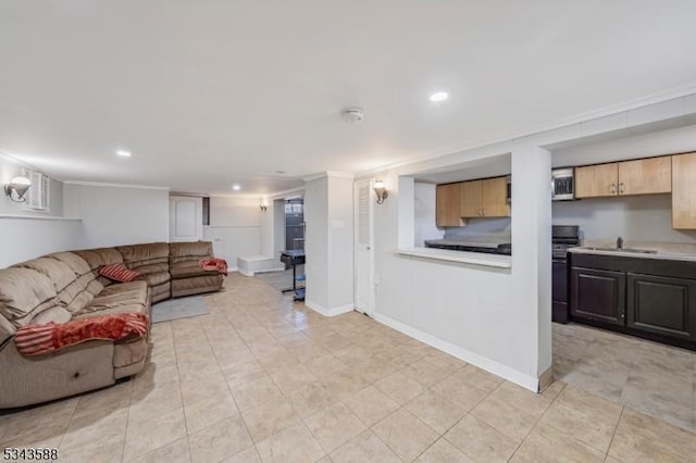 living area featuring crown molding, recessed lighting, and baseboards