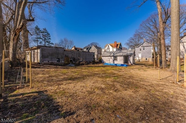 view of yard featuring an outdoor structure