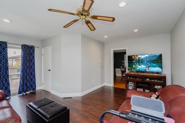 living area with recessed lighting, baseboards, wood finished floors, and a ceiling fan