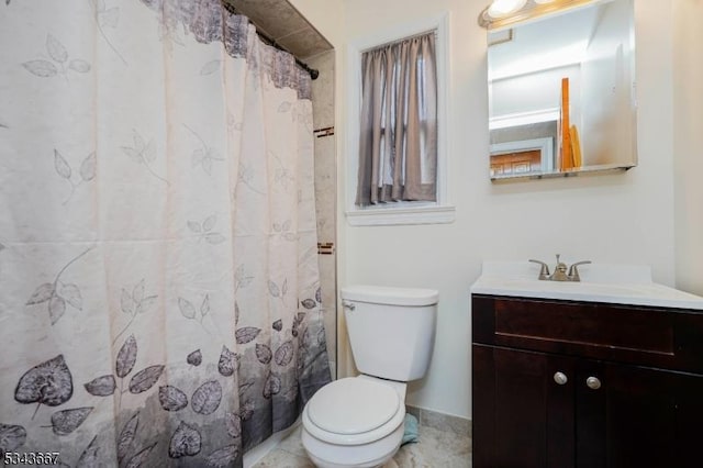 full bath featuring a shower with curtain, toilet, and vanity