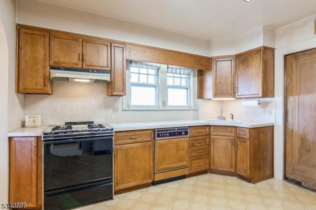 kitchen with under cabinet range hood, a sink, black gas range oven, light floors, and dishwasher