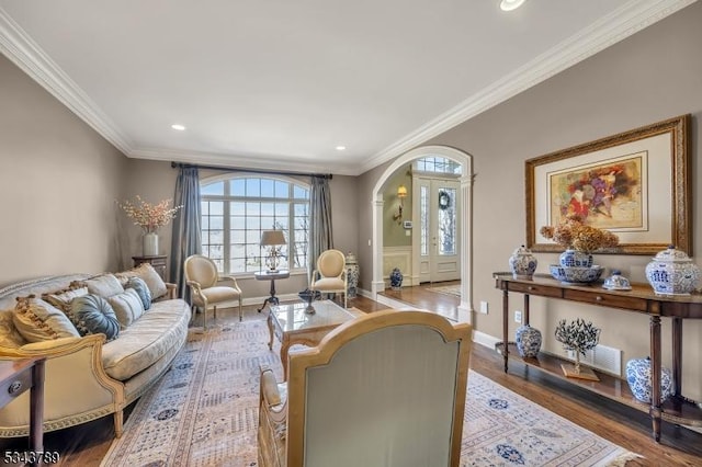 living area with recessed lighting, baseboards, wood finished floors, and crown molding