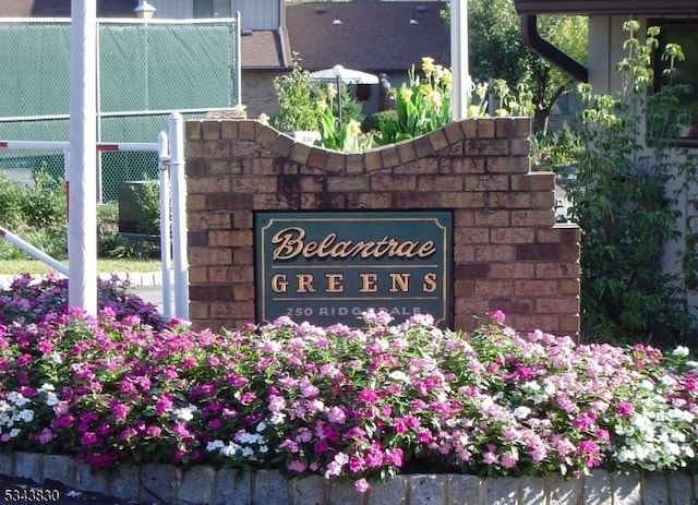 view of community / neighborhood sign