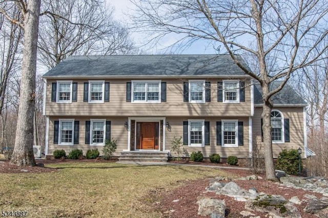 colonial inspired home featuring a front yard