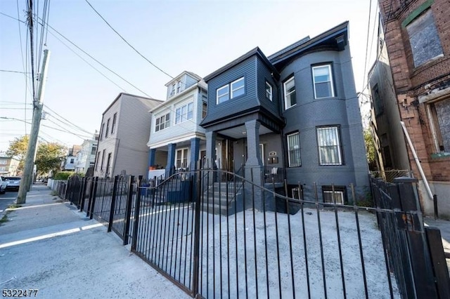 view of front facade featuring a fenced front yard