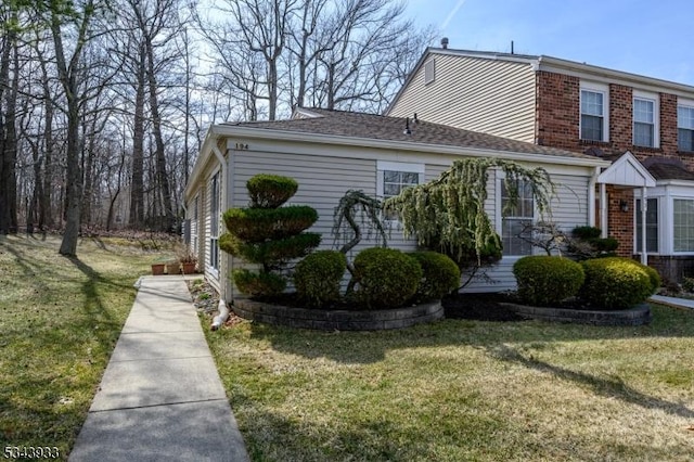 view of front of property featuring a front yard