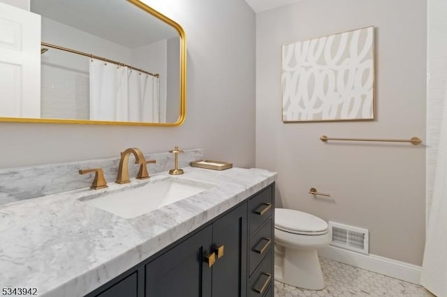 bathroom with vanity, baseboards, visible vents, curtained shower, and toilet