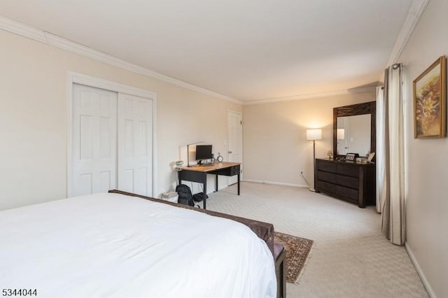 bedroom featuring light carpet, a closet, baseboards, and ornamental molding