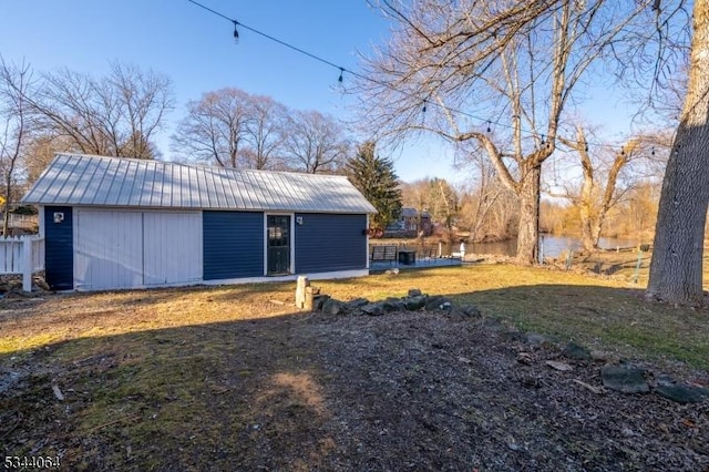 view of yard featuring an outdoor structure