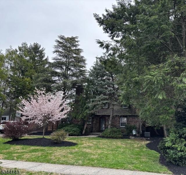 view of front of house with a front lawn
