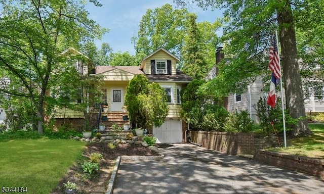 view of front facade featuring a front lawn