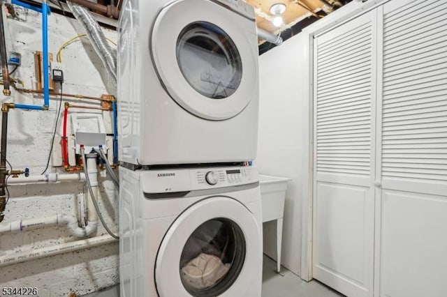 118 Indian Run Pkwy, Union Twp, NJ 07083 - laundry room featuring stacked washing maching and dryer and laundry area