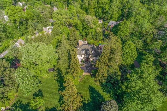 bird's eye view featuring a wooded view
