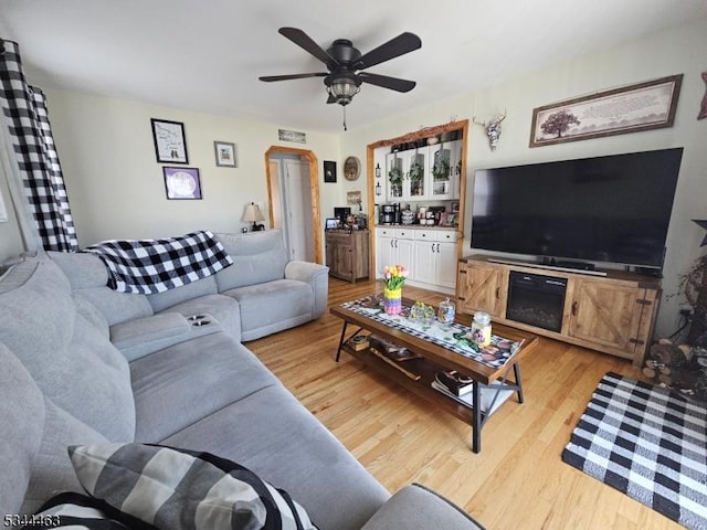 living room featuring light wood-style floors and ceiling fan