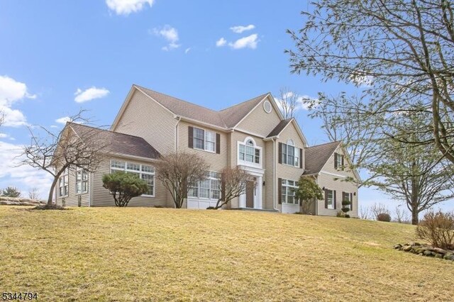 view of front of house featuring a front lawn