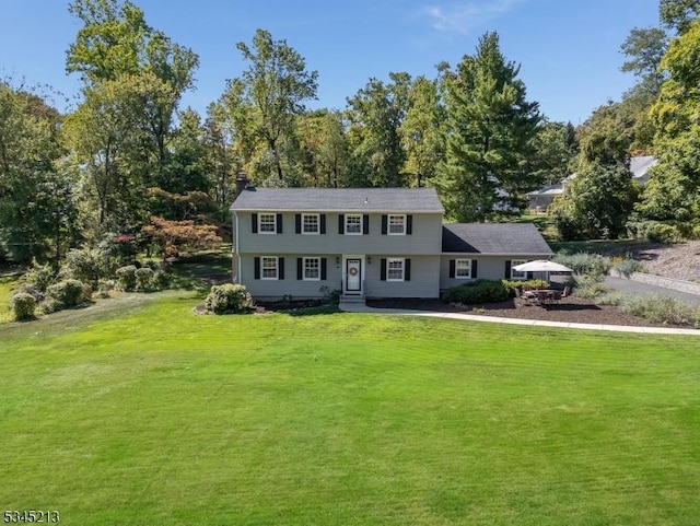 view of front facade with a front yard