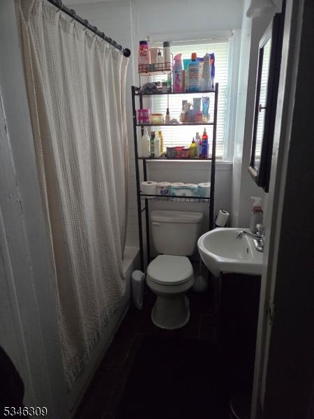 527 Valley St, City Of Orange Twp, NJ 07050 - full bathroom with toilet, a sink, and shower / bath combo