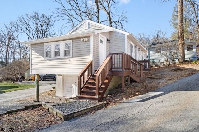 view of front of property with driveway