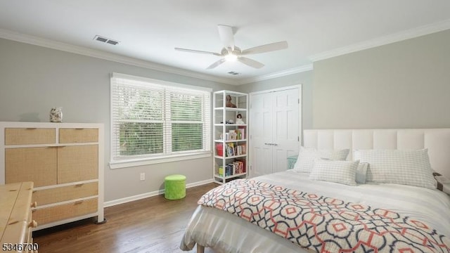 bedroom featuring ceiling fan, baseboards, wood finished floors, ornamental molding, and a closet
