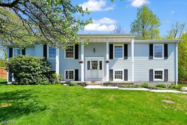 split foyer home featuring a front yard