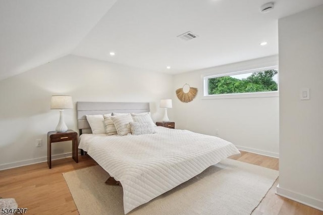 39 Walnut Cres, Montclair Twp, NJ 07042 - bedroom with light wood-style flooring, vaulted ceiling, recessed lighting, and baseboards