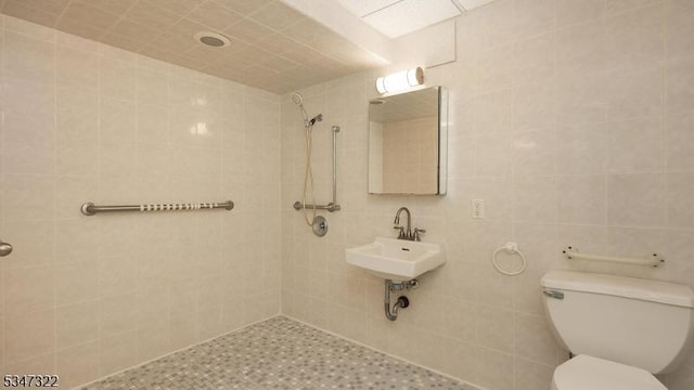 19 Trails End Ct, Westfield Town, NJ 07090 - full bathroom with tiled shower, toilet, a sink, and tile walls