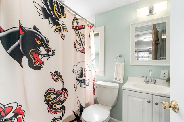 full bathroom featuring toilet, a shower with curtain, and vanity